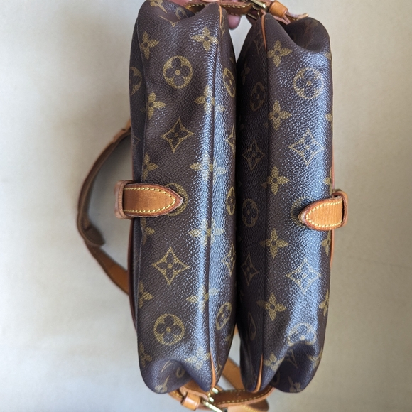 Louis Vuitton Brown Saumur Monogram 30 Canvas Crossbody Bag - Picture 4 of 12